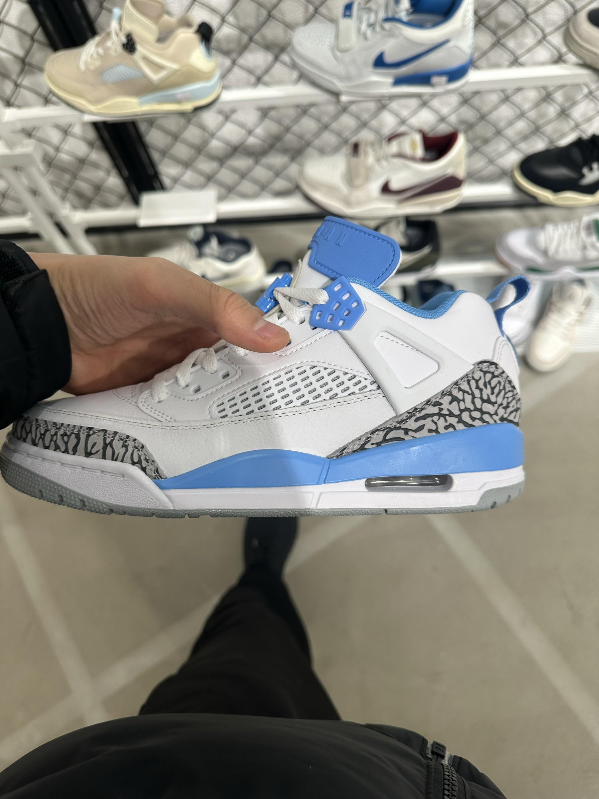 被低估的宝藏球鞋AJ Spizike,细节与舒适度全解析。
AJ Spizike作为一款融合了多代